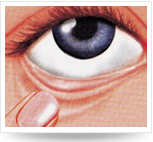 頭仰后，用食指將下眼瞼下拉，使其成袋狀