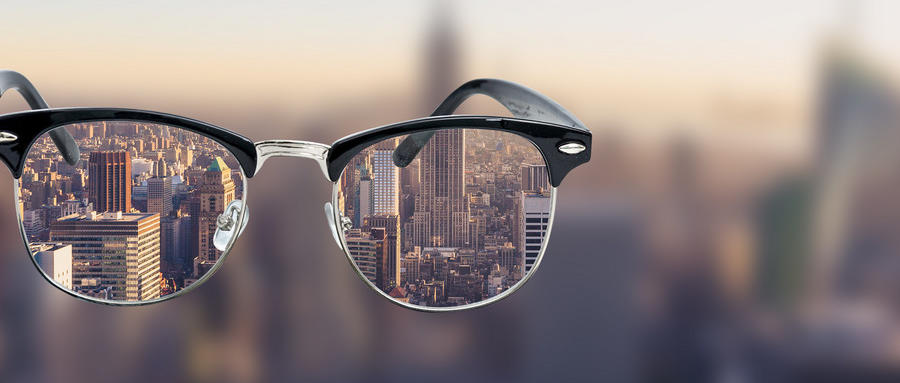 高度近視是由什么原因引起的？